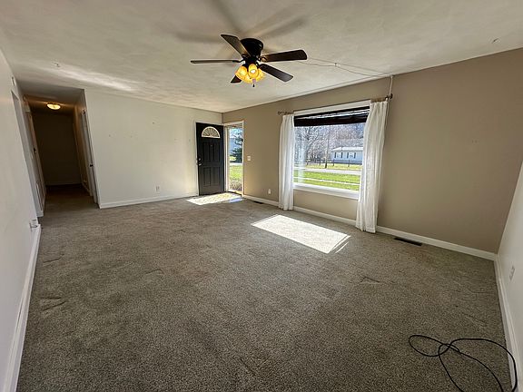 5th image of 453 E Davis St