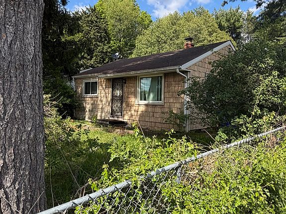 2nd image of 412 N Calumet St