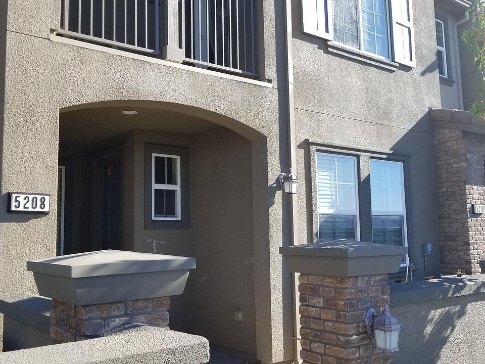 Front entrance facing the scenic valley!