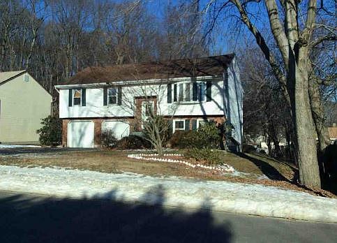 2nd image of 10 Oak Hollow Dr