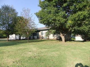 6048 NW Rochester Rd, Topeka, KS 66617