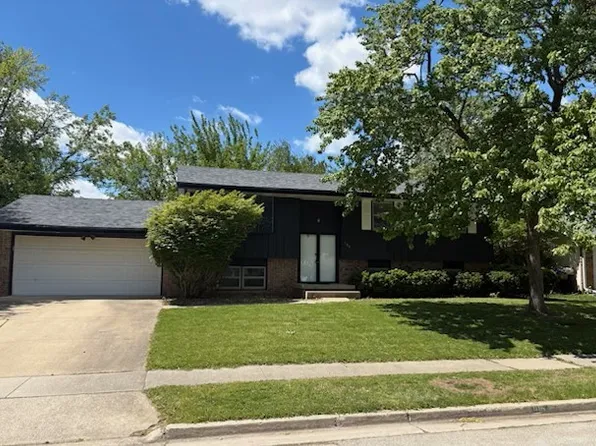 105 S Bayberry Ct, Bloomington, IL 61704