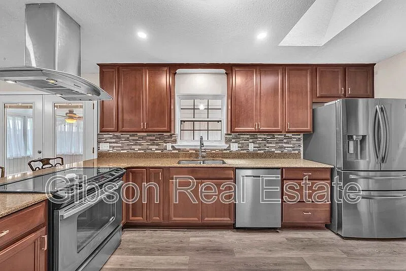 3 bed, 2.0 bath, 1640 sqft, $2,195 — Photo 2