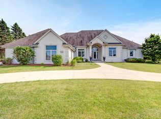 W226N3551 Wethersfield Rd, Pewaukee, WI 53072