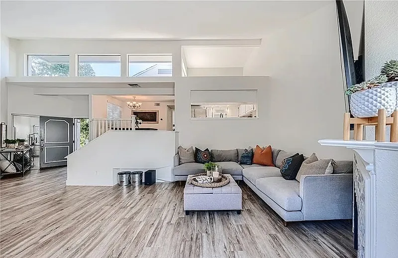 1 bed, 1.0 bath, 864 sqft, $1,800 — Photo 2