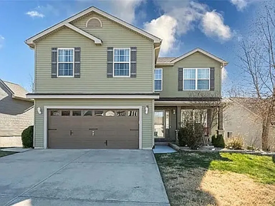 5 bed, 3200 sqft, $3,299 — Photo 2