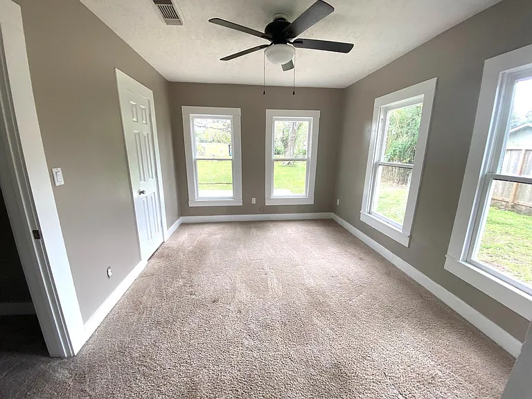 513 E Bernard St — Photo 6