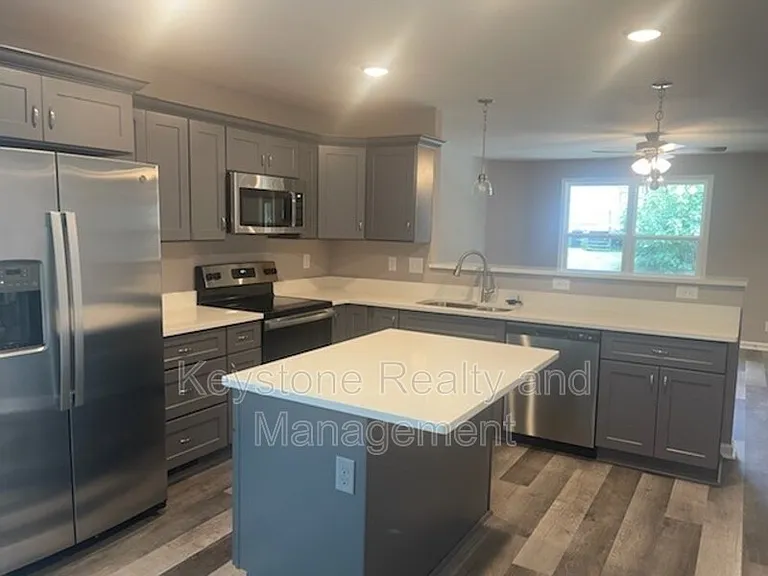 718 Perkins Ave — Photo 2