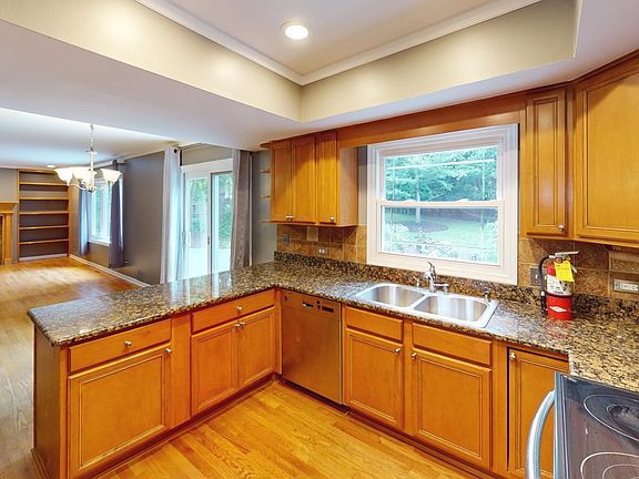 5th image of 207 Londonderry Ct