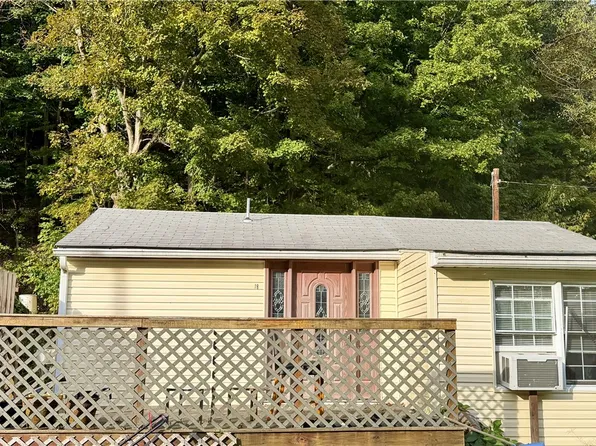 18 E Willow Ln, Lake Lynn, PA 15451