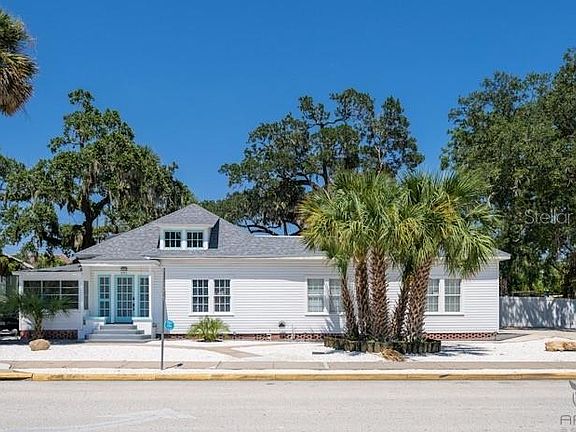 3rd image of 301 LIVE OAK STREET