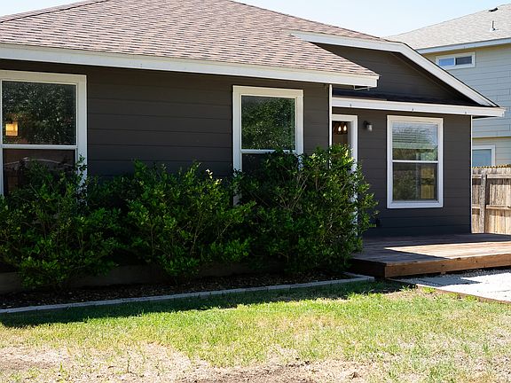 3rd image of 2225 Stoneleigh Dr