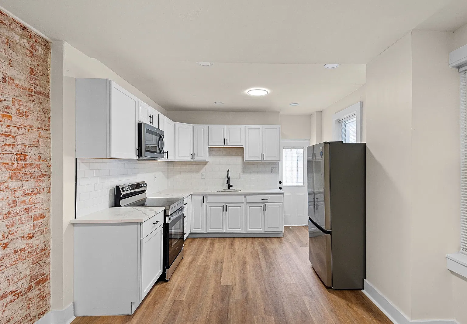 3 bed, 1.5 bath, 1300 sqft, $1,895 — Photo 2