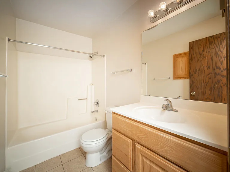 Julia Manor Apartments — Photo 10