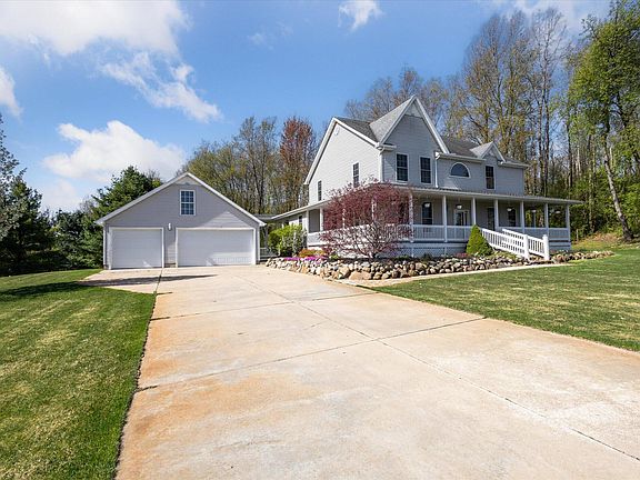 3rd image of 2046 W Coachlight Dr