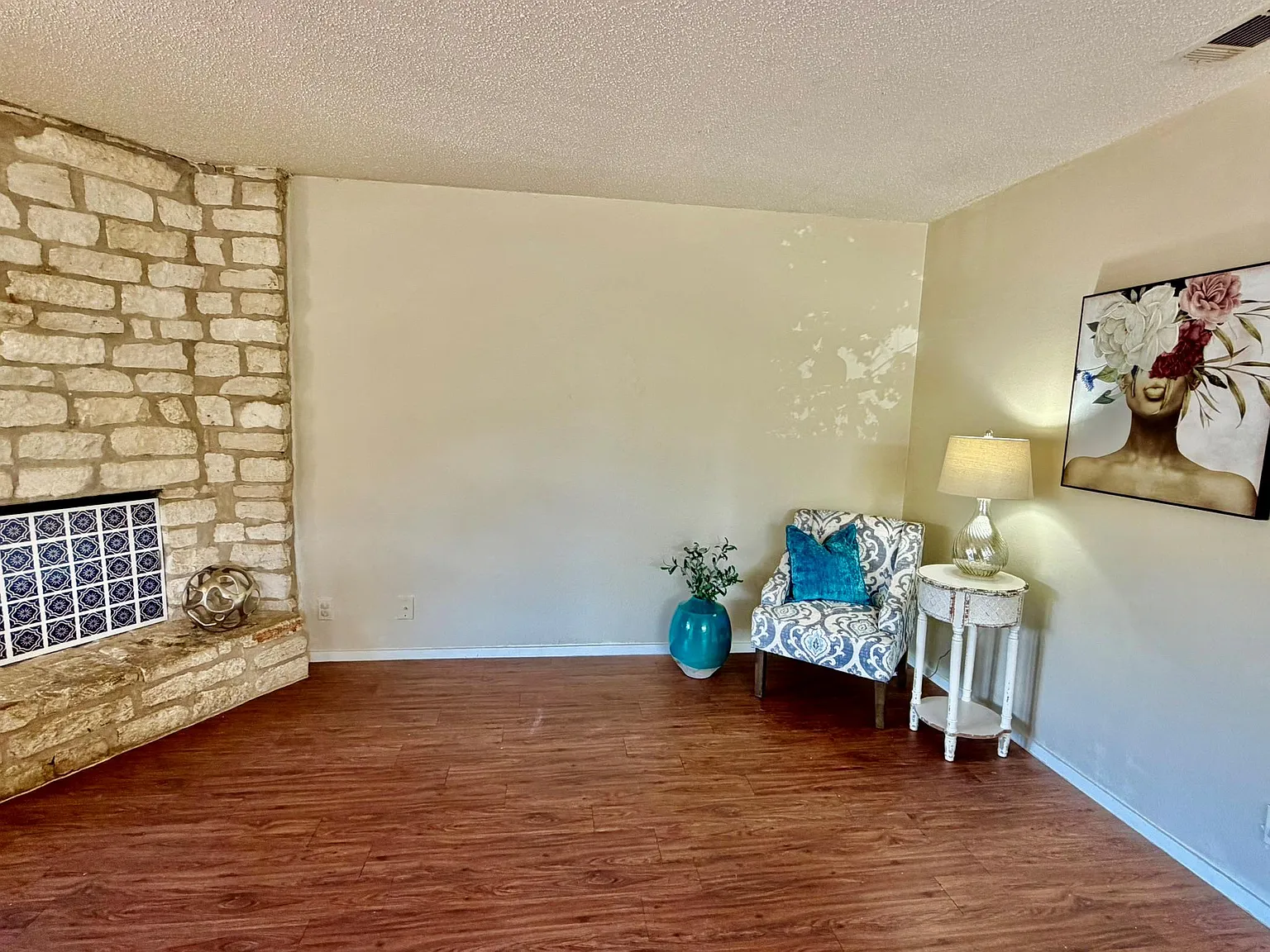 2 bed, 1.0 bath, 768 sqft, $1,000 — Photo 2