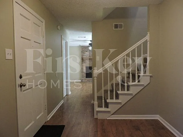 Building Photo - 8601 Thorncliff Fairway