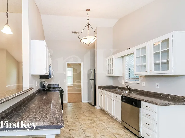 824 Riverstone Ln — Photo 7