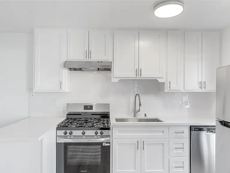 604 W G St #9 — Photo 4