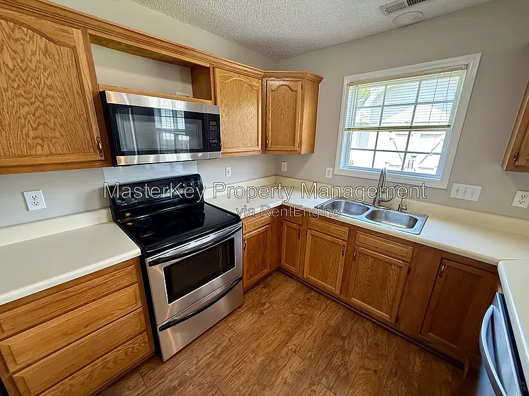 703 Swan Hill Ct — Photo 3