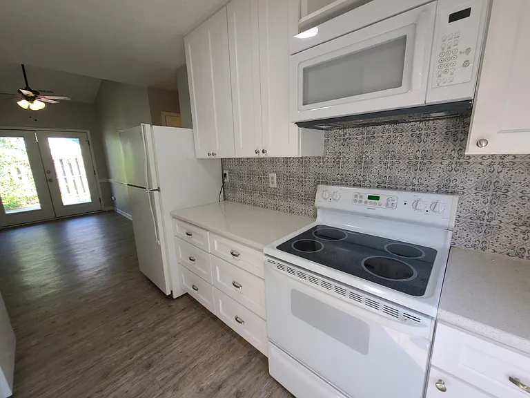 533 Hollyberry Ln — Photo 14