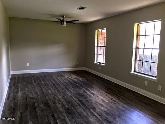 2nd image of 930 Oakleigh Ave