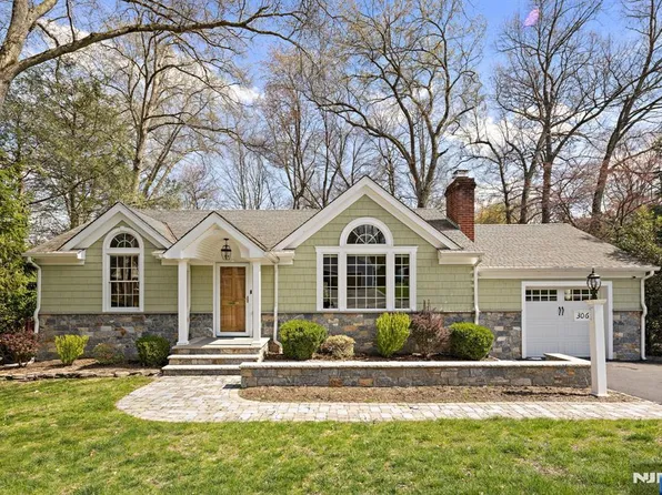306 Sunset Blvd, Wyckoff, NJ 07481