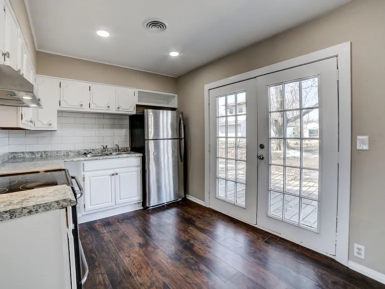 2120 S Main St — Photo 24