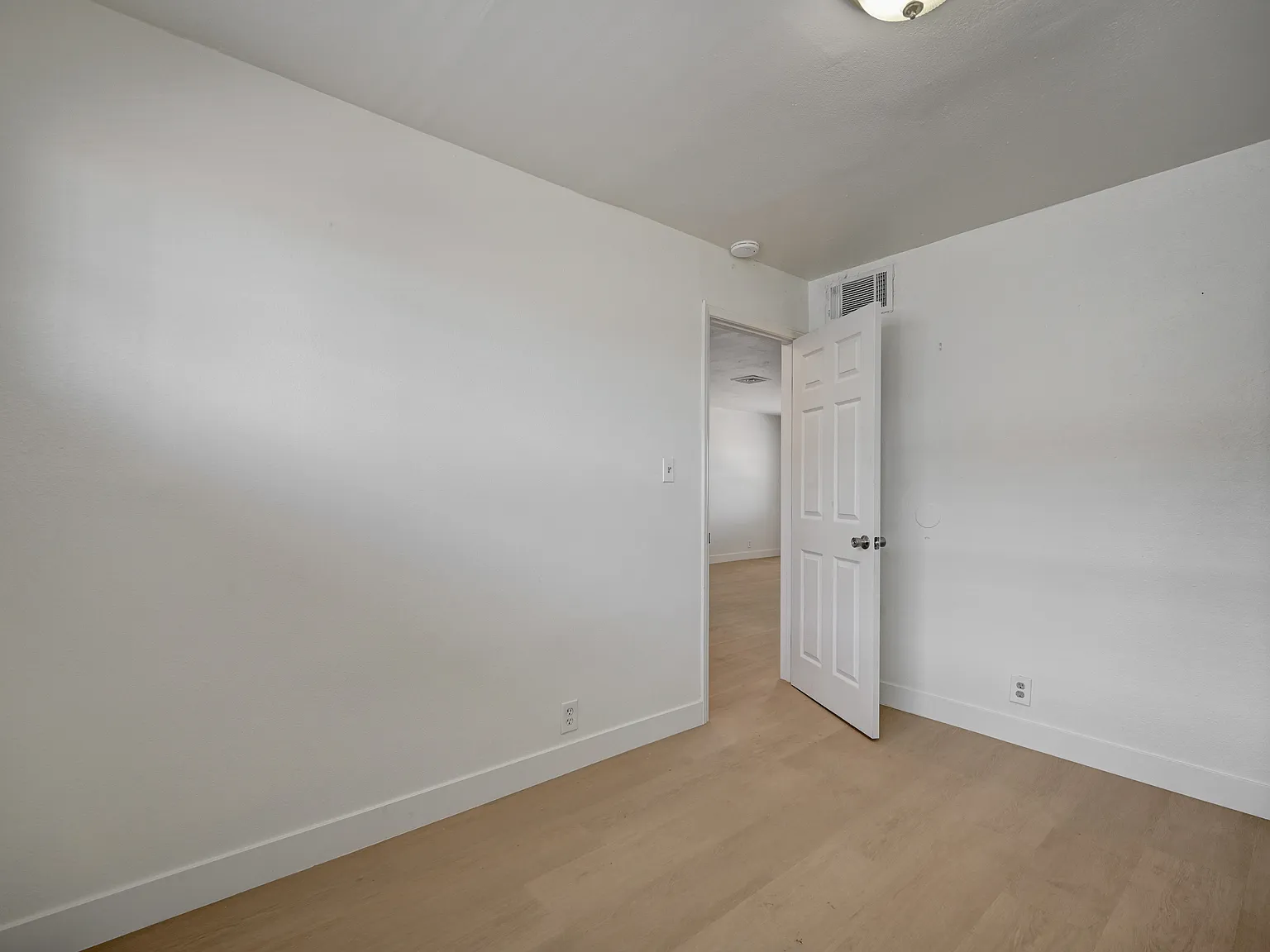2 bed, 734 sqft, $1,400 — Photo 4