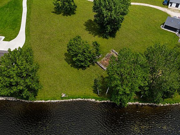 3rd image of 1293 Queensway Dr