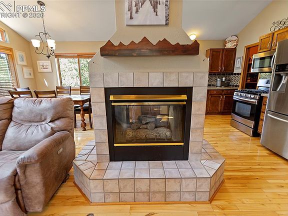 5th image of 566 Spring Valley Dr