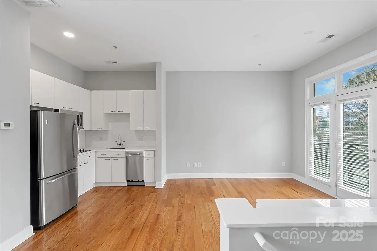 2 bed, 1017 sqft, $2,100 — Photo 3
