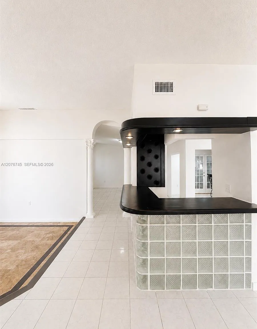 4 bed, 3.0 bath, 2622 sqft, $5,000 — Photo 4