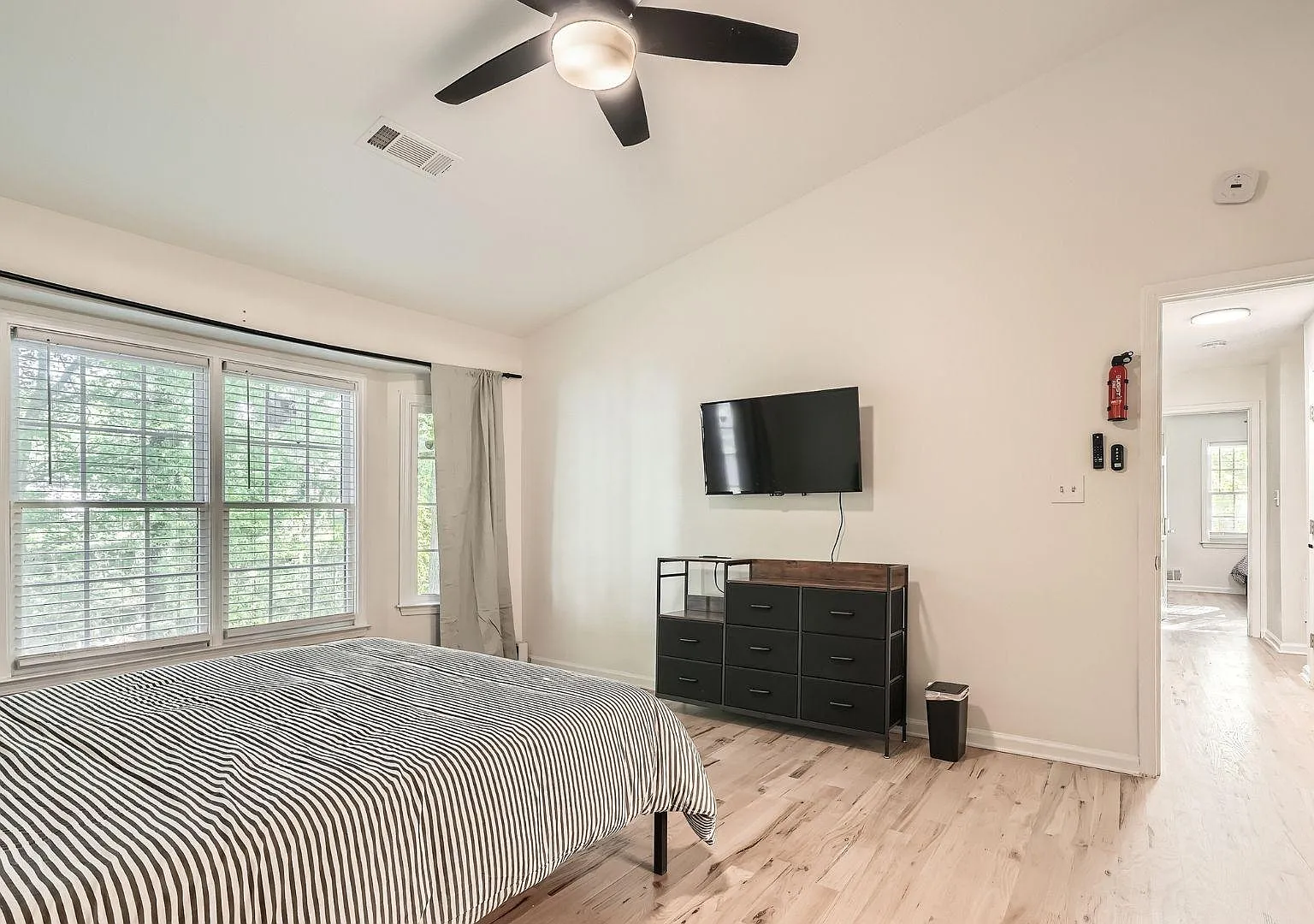 4 bed, 3.0 bath, 2700 sqft, $1,109 — Photo 2