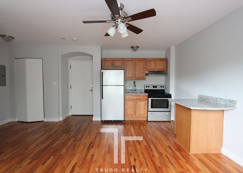 2nd image of 7450 N Greenview Ave APT 27
