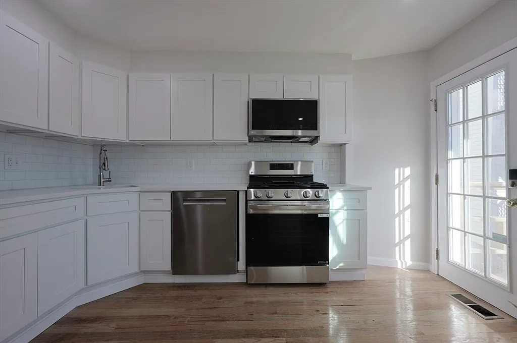4 bed, 1200 sqft, $4,200 — Photo 2