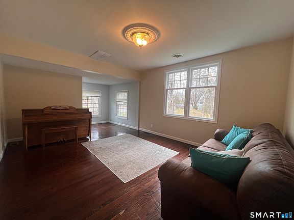 5th image of 556 Pepper Street