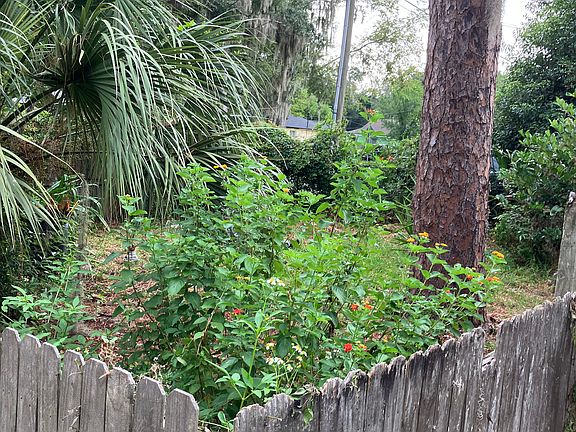 Lots of room - Like having your own private yard- fenced yard for your pet !