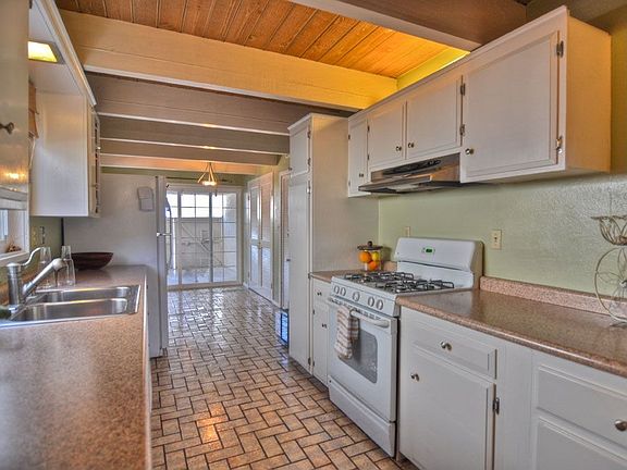 5th image of 332 Colton St