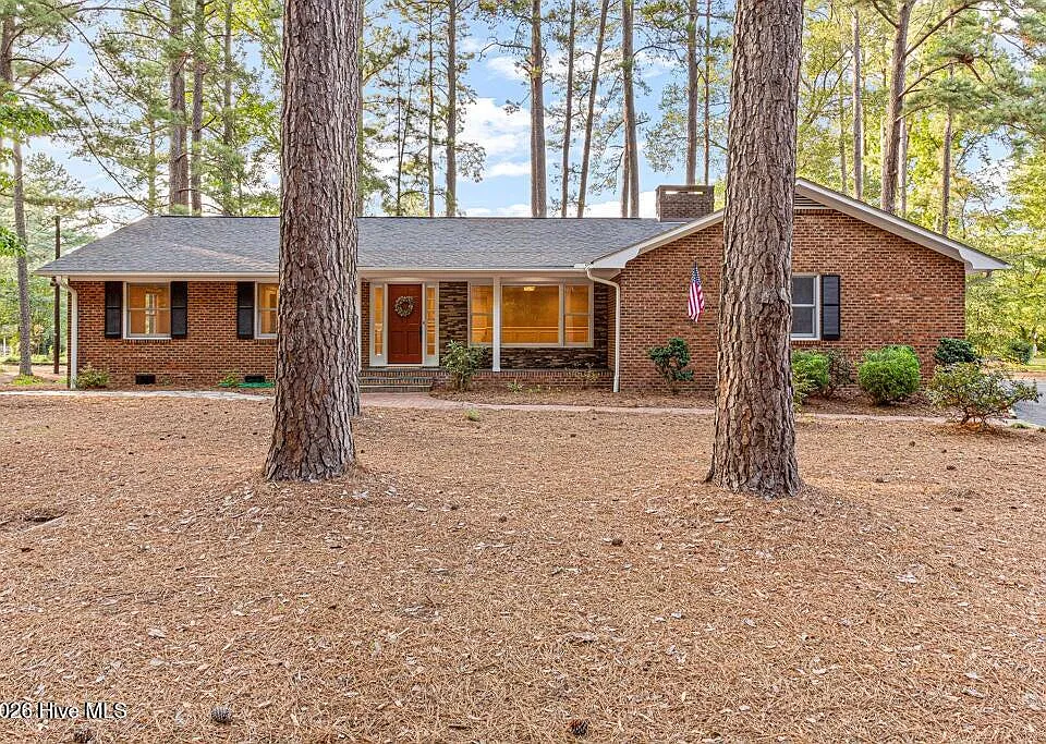 4 Fairway Ln