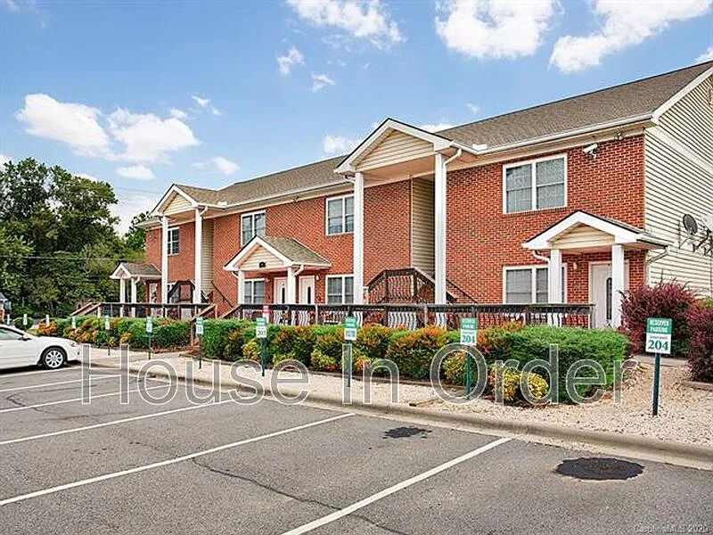 2 bed, 1.0 bath, 774 sqft, $1,395 — Photo 2