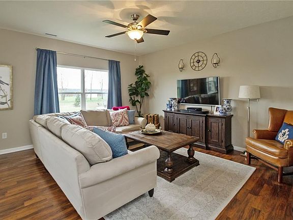4th image of 663 Farnham Dr
