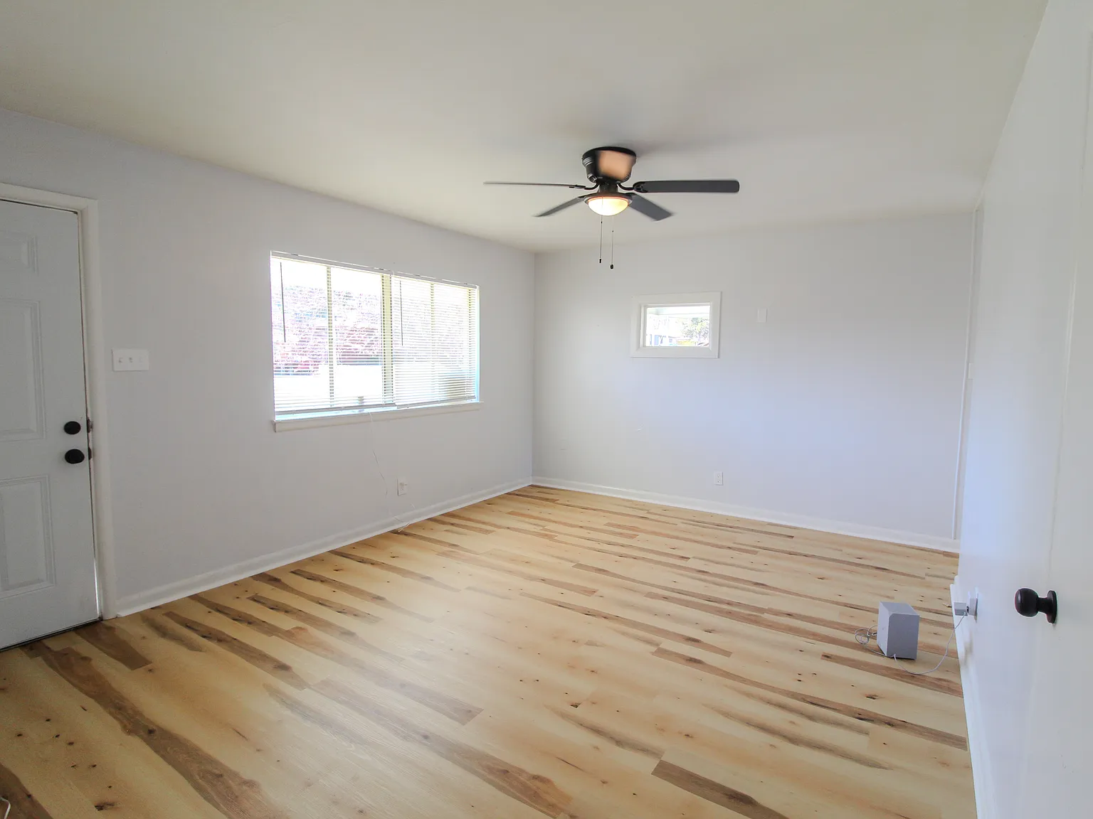 3 bed, 900 sqft, $1,100 — Photo 3