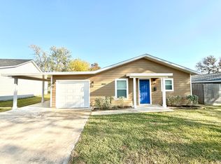 140 Huisache St, Lake Jackson, TX 77566