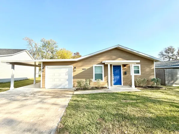 140 Huisache St, Lake Jackson, TX 77566