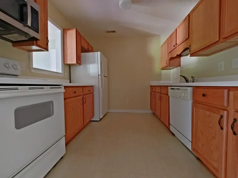 905 Hanahan Ct — Photo 5