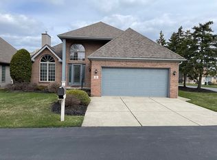 12 Heathrow Ct, Williamsville, NY 14221