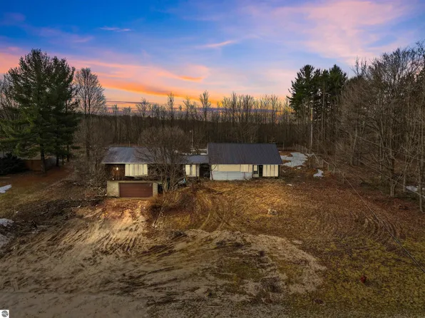 266 E Main St, Kingsley, MI 49649