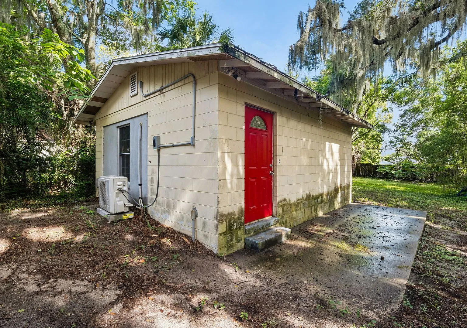 Welcome to this fully renovated private High St studio apartment in Leesburg Fl. — Photo 2
