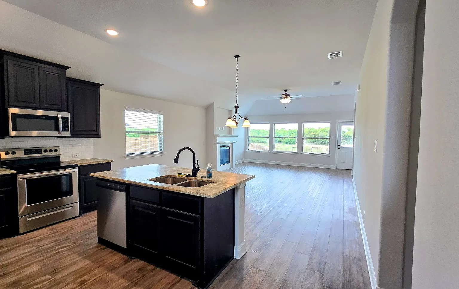 3 bed, 1830 sqft, $2,250 — Photo 3